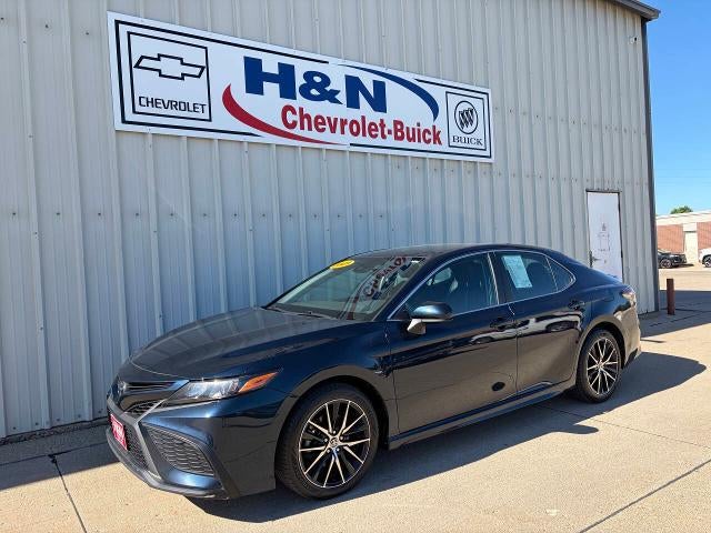 2021 Toyota Camry SE Nightshade in Blu — front three-quarter view